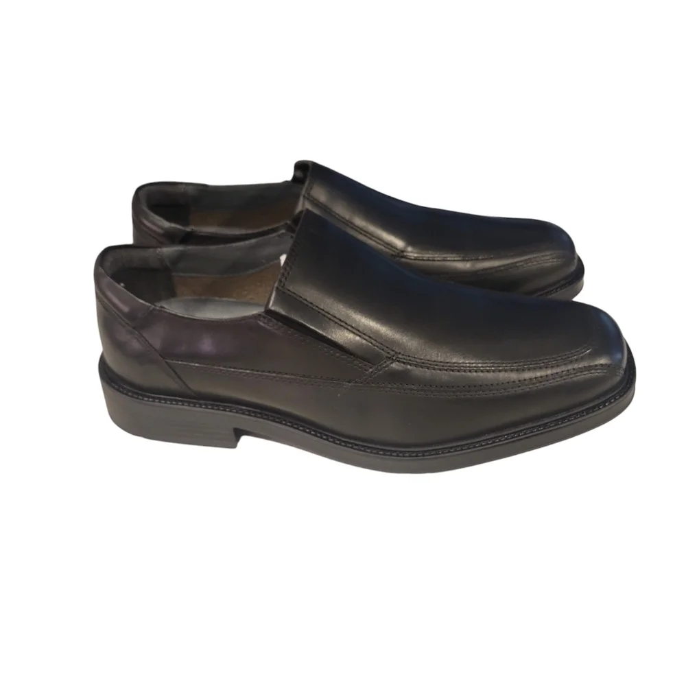 Dockers Proposal Genuine Leather Loafer.  Size 10.5.  New In Box